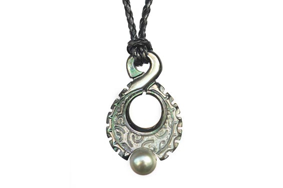 Nacre and pearl pendant 