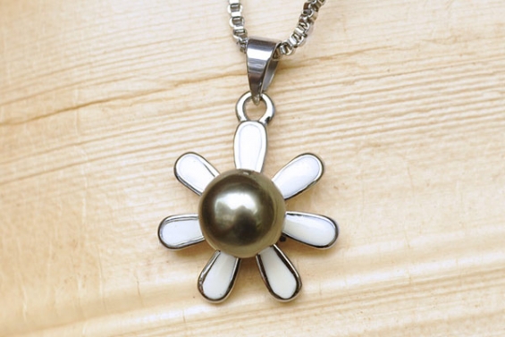 Tahitian pearl on "Tiare" flower pendant 