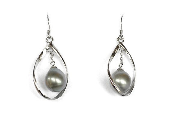 "Emere" Tahitian pearl earrings