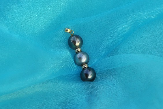 "Trio" gold and black pearls pendant