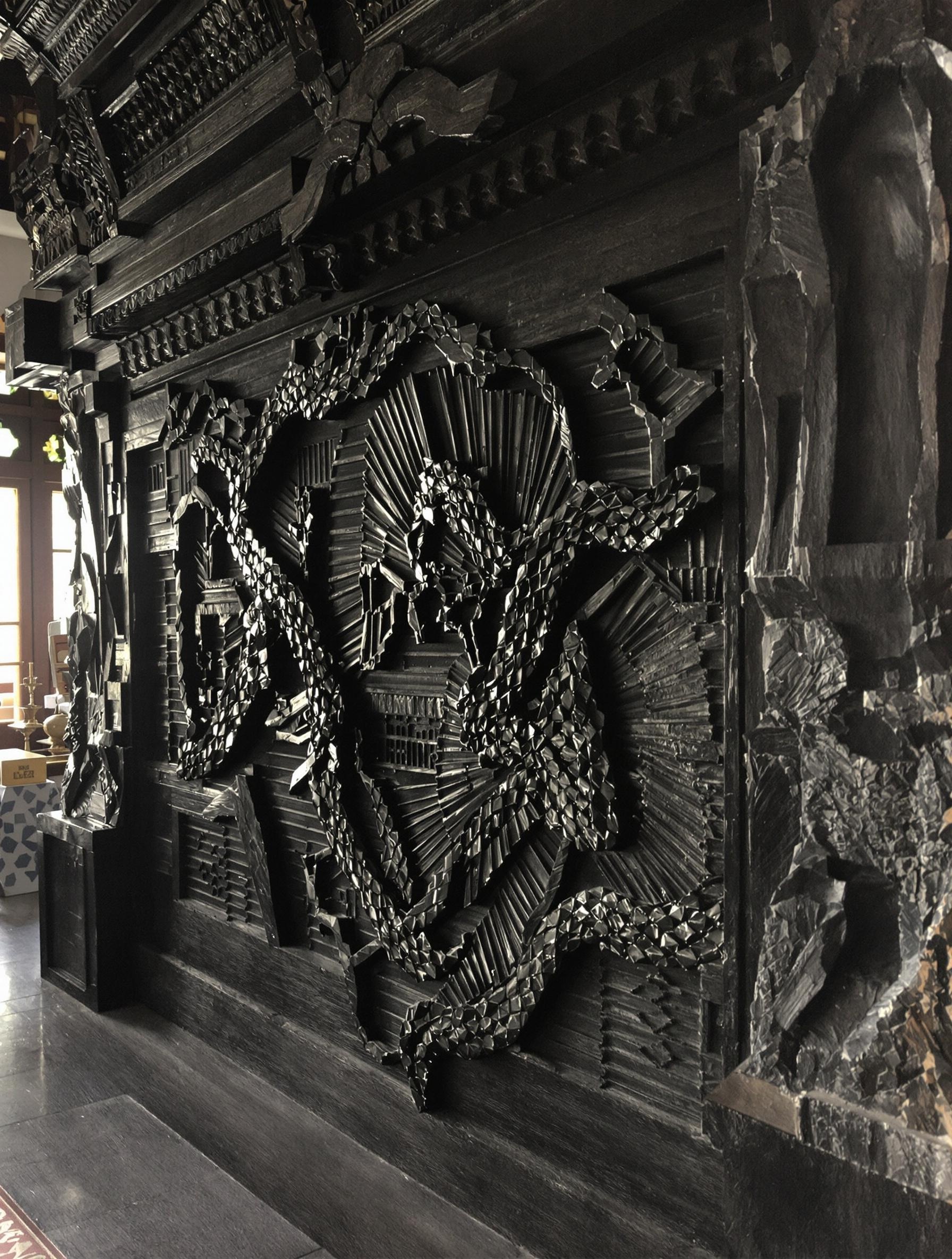 Autel en cèdre Sugi carbonisé dans un temple bouddhiste.