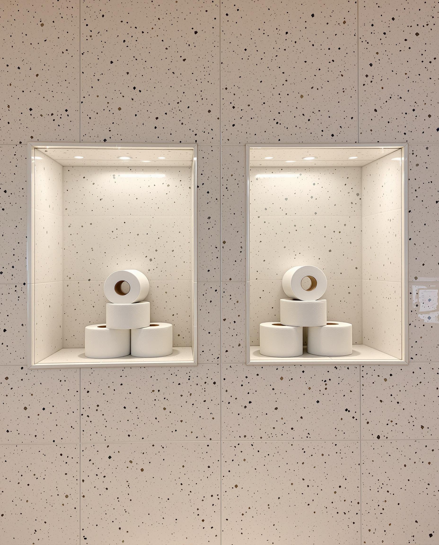 Bâti-support terrazzo pastel avec niches rétro-éclairées et rangements intégrés