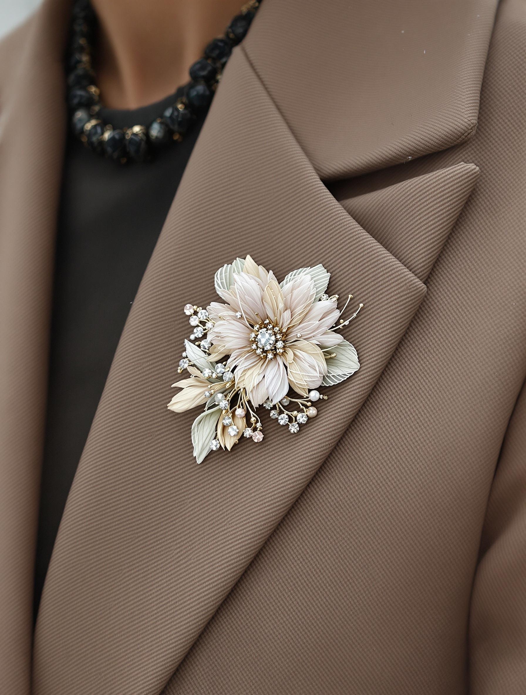 Broches et épingles passementerie inspirées d’Audrey Hepburn dans Breakfast at Tiffany’s