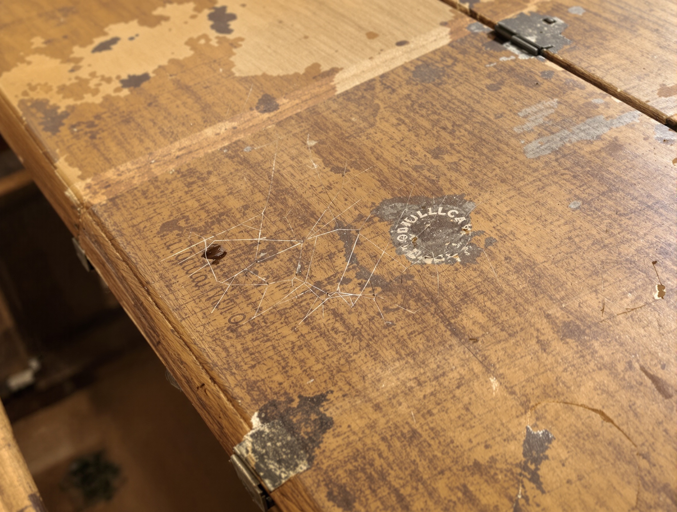 Encrier fêlé, plumier intégré, estampille Mullca ou Flambo sur un plateau usé