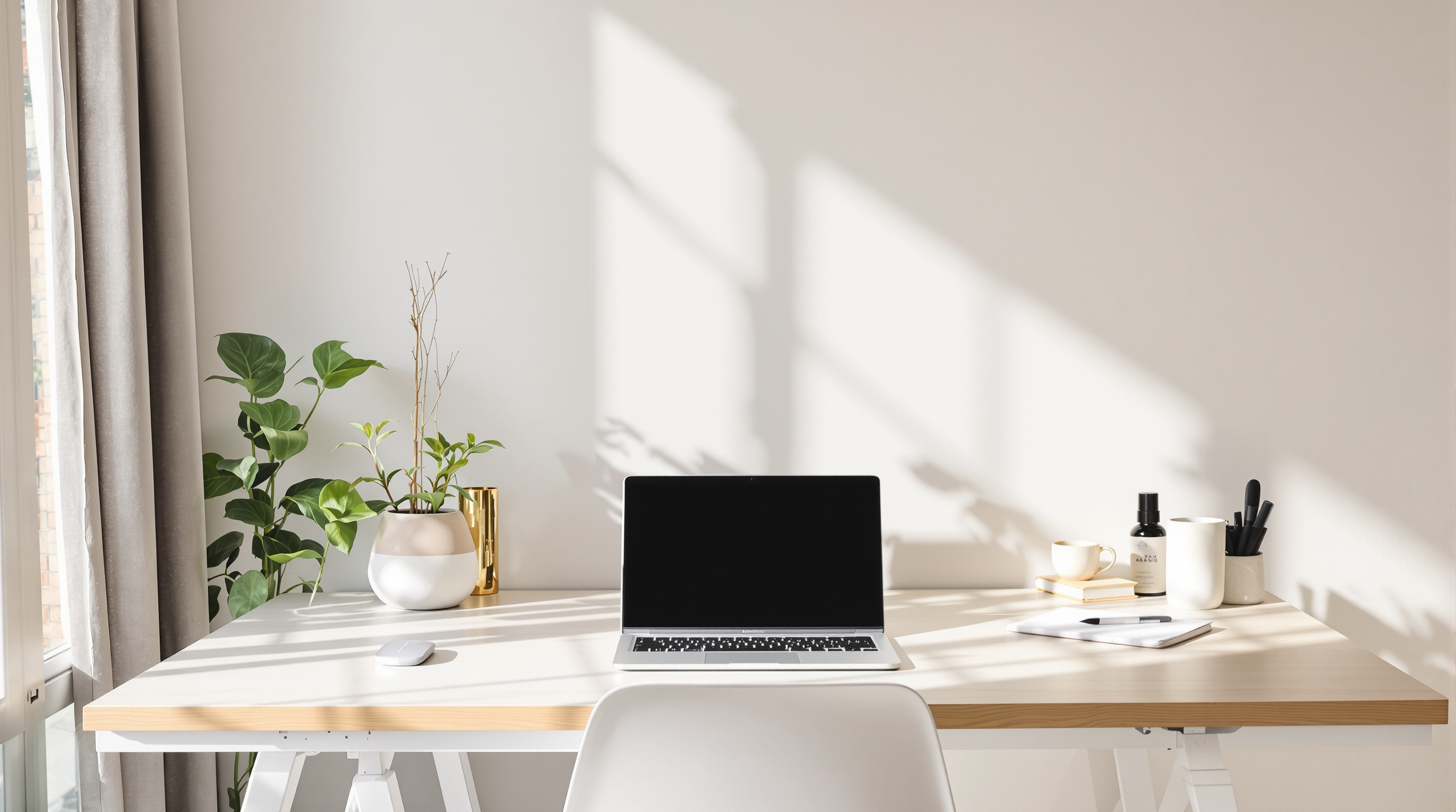 Bureau minimaliste ergonomique, plateau bois clair, pieds blancs, lumière naturelle