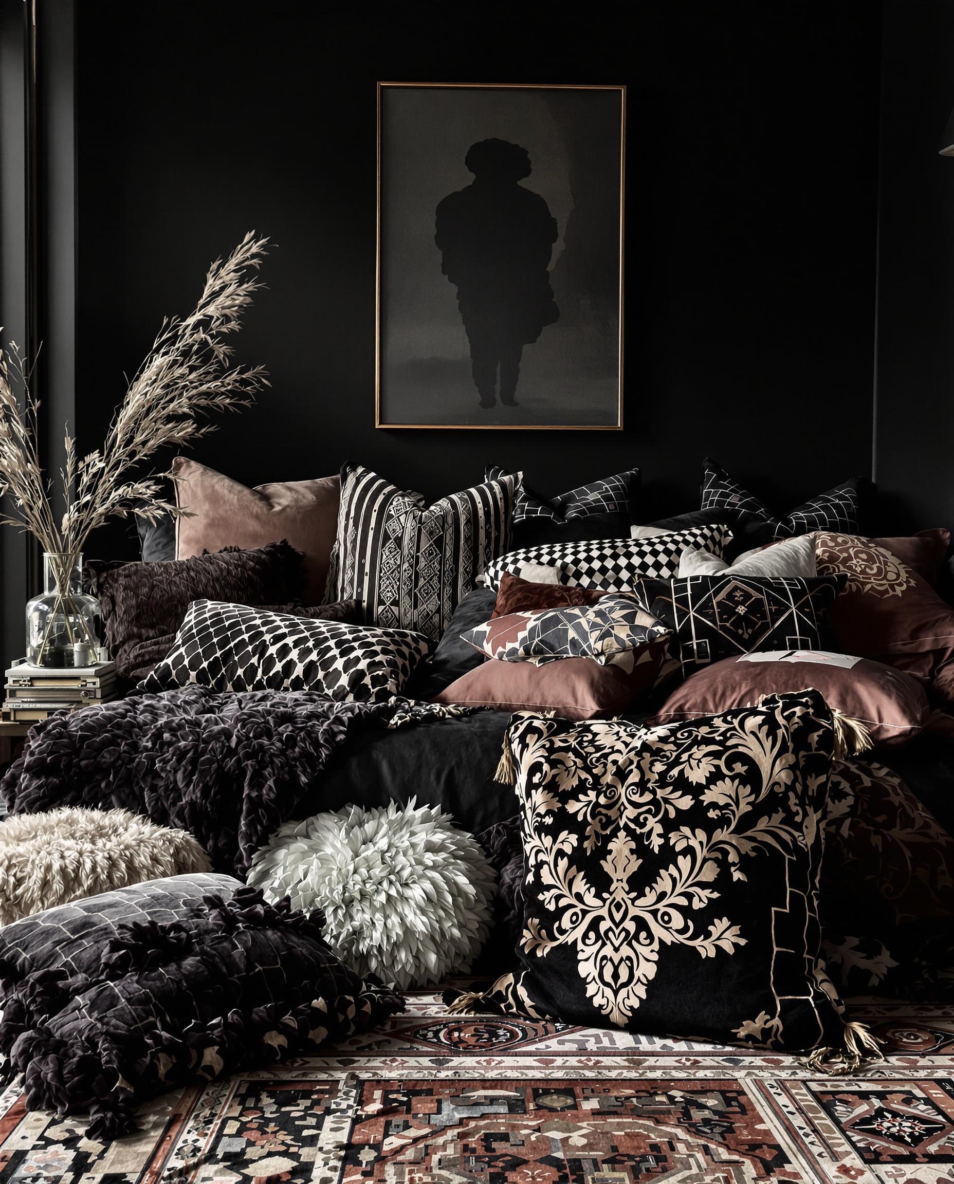 Chambre noire bohème chic inspirée par Camilla Akersveen