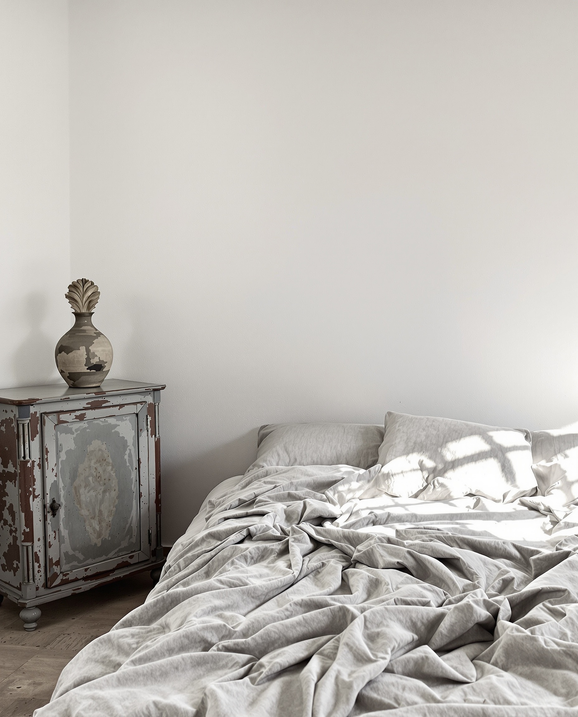 Chambre épurée wabi-sabi minimaliste élégante