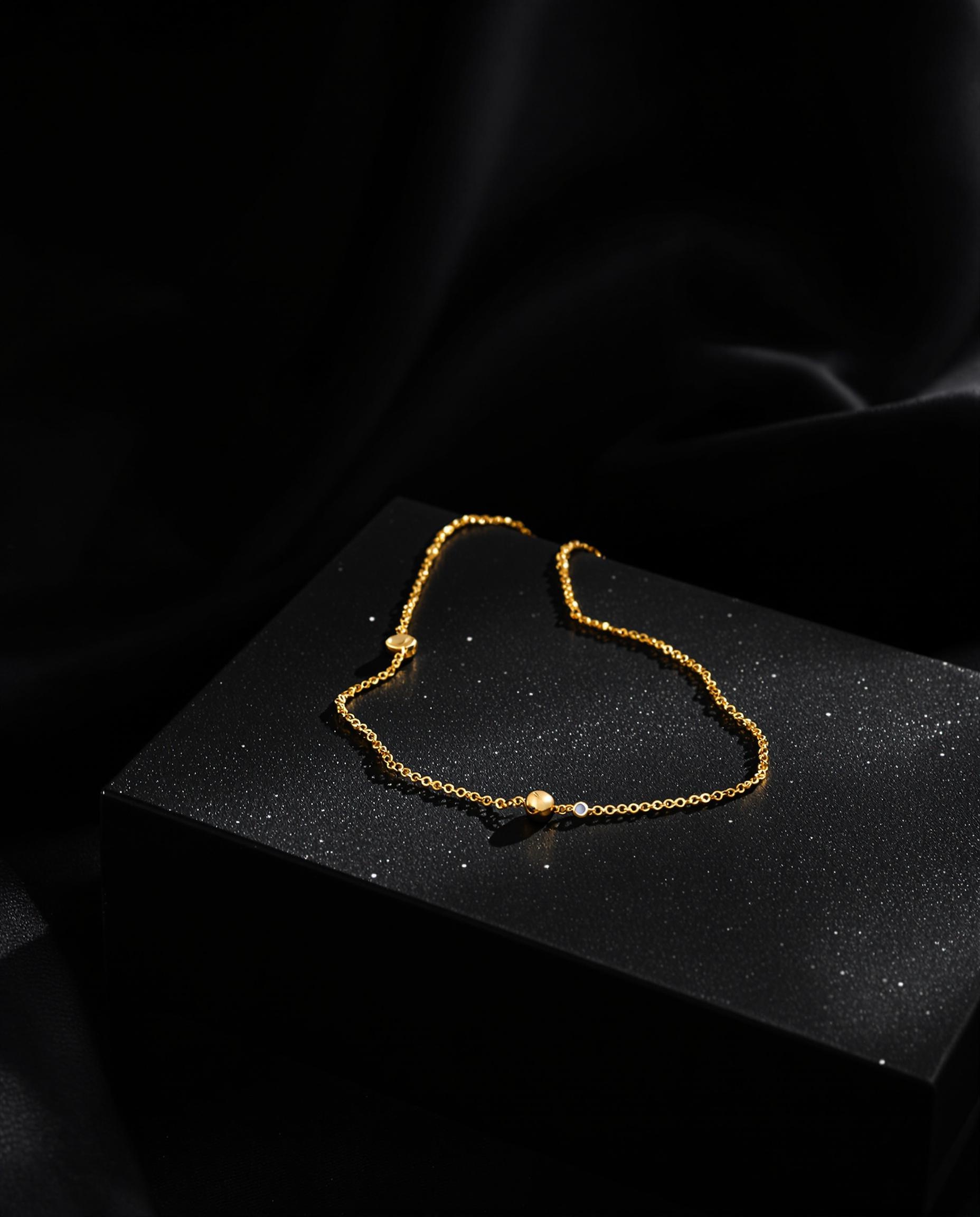 collier fin en or lumineux sur écrin noir élégance
