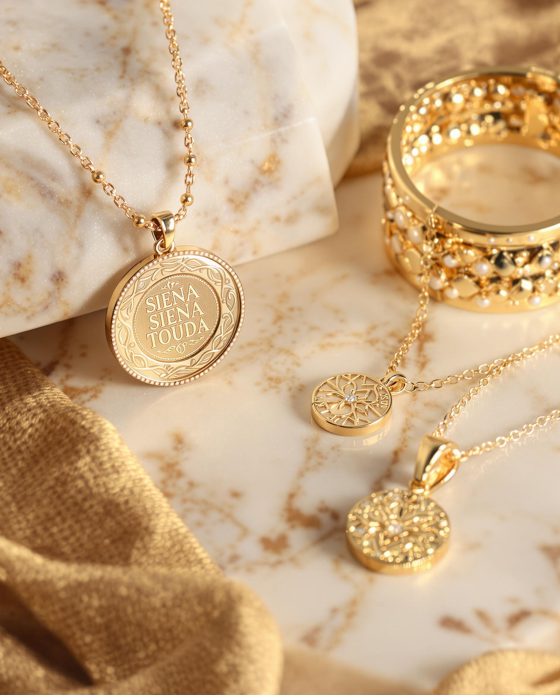 Colliers médaillon, torque et pendentif fin de la collection Siena, fabriqués en Italie