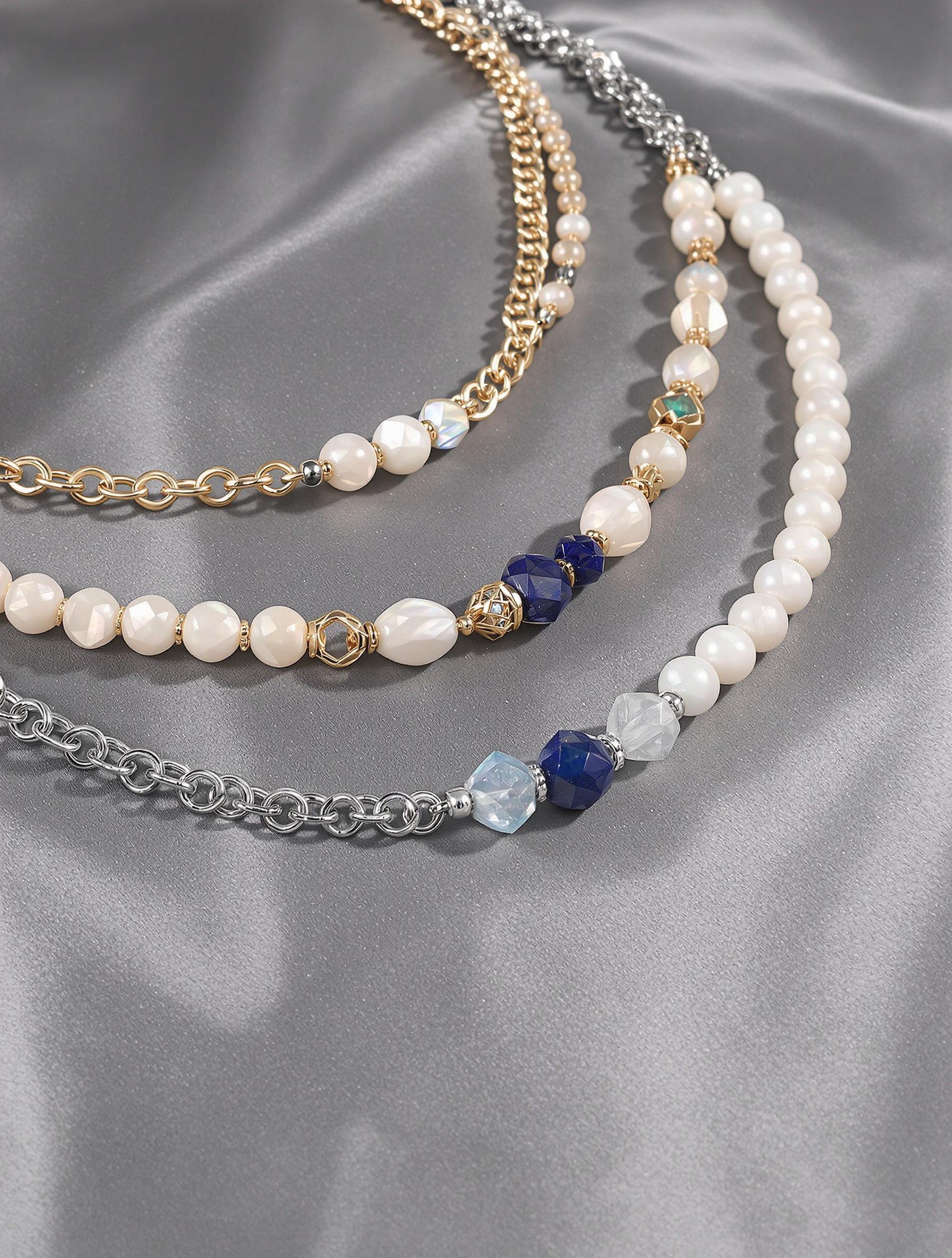 Colliers ras de cou en perles avec chaînes et pendentifs