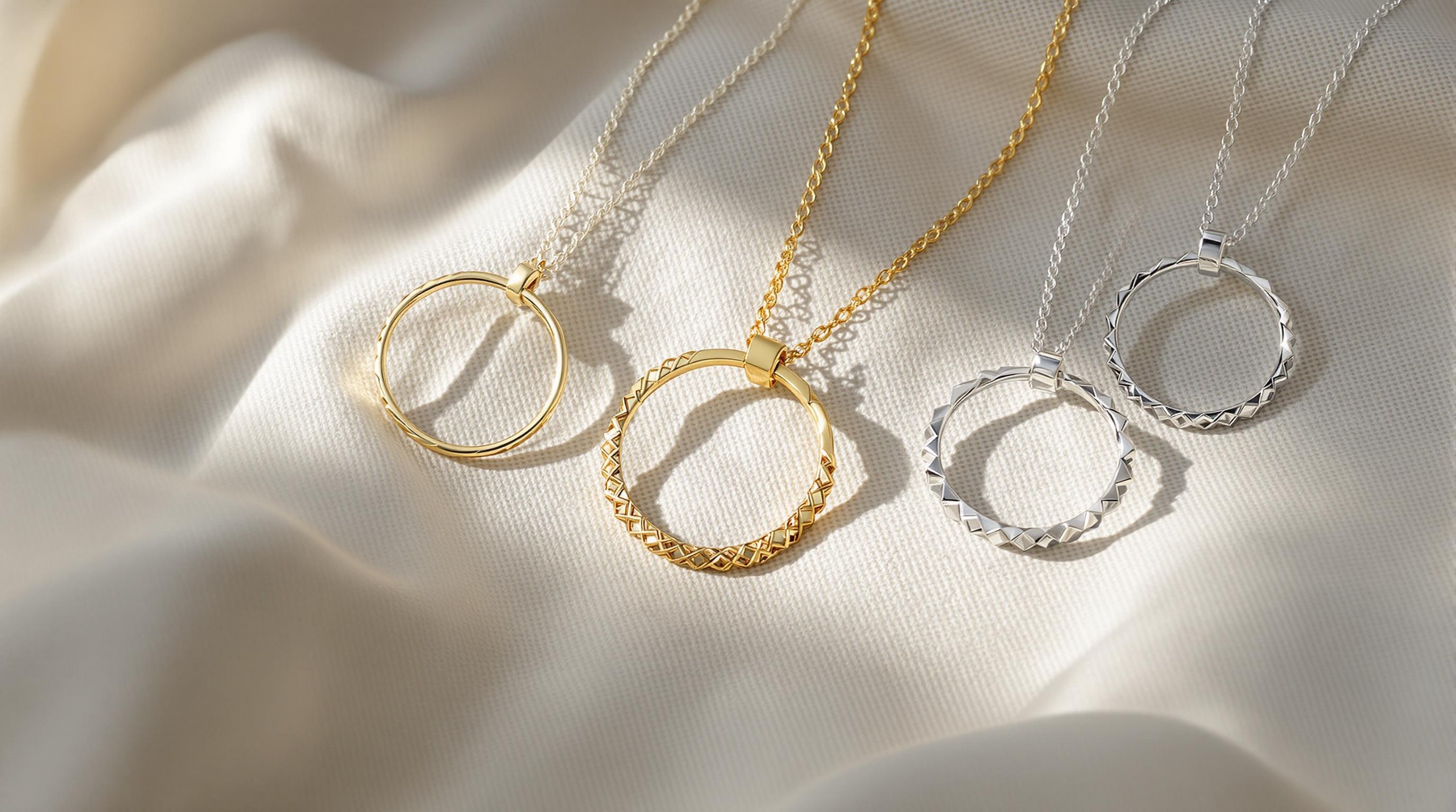 Comparatif bijoux bohème plaqué or, laiton et argent sur tissu brut