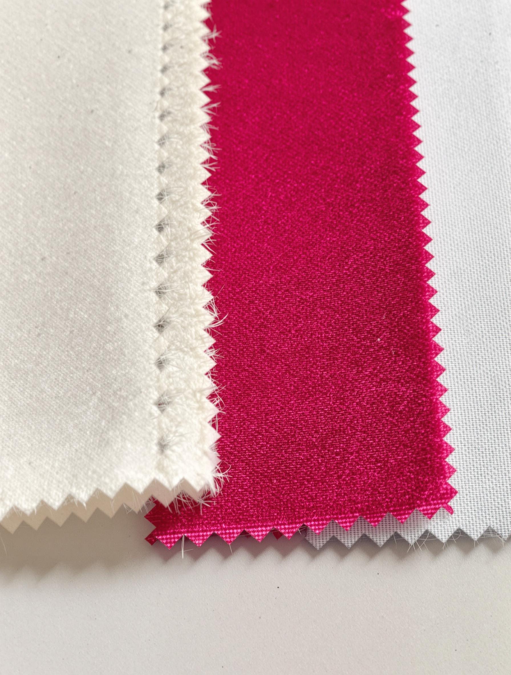 Comparatif tissu bouclette blanc crème velours framboise lin gris perle échantillons atelier