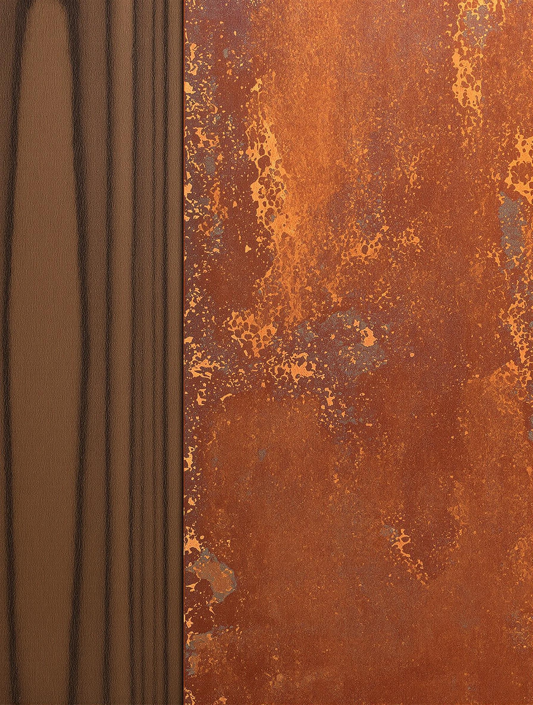 Détail acier corten avec patine orange brûlé et bois noyer foncé.