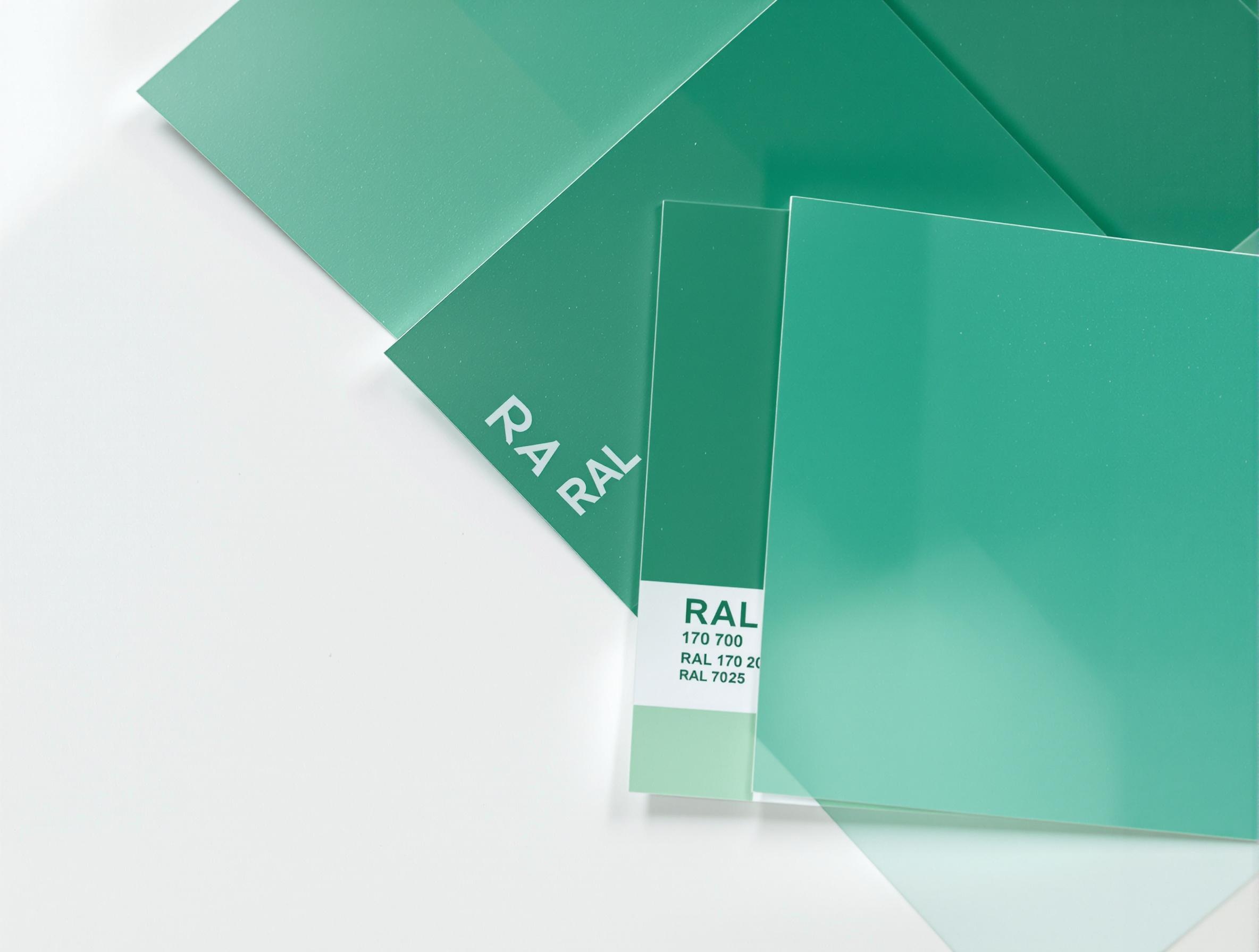 Nuancier RAL vert d’eau sur fond blanc minimaliste