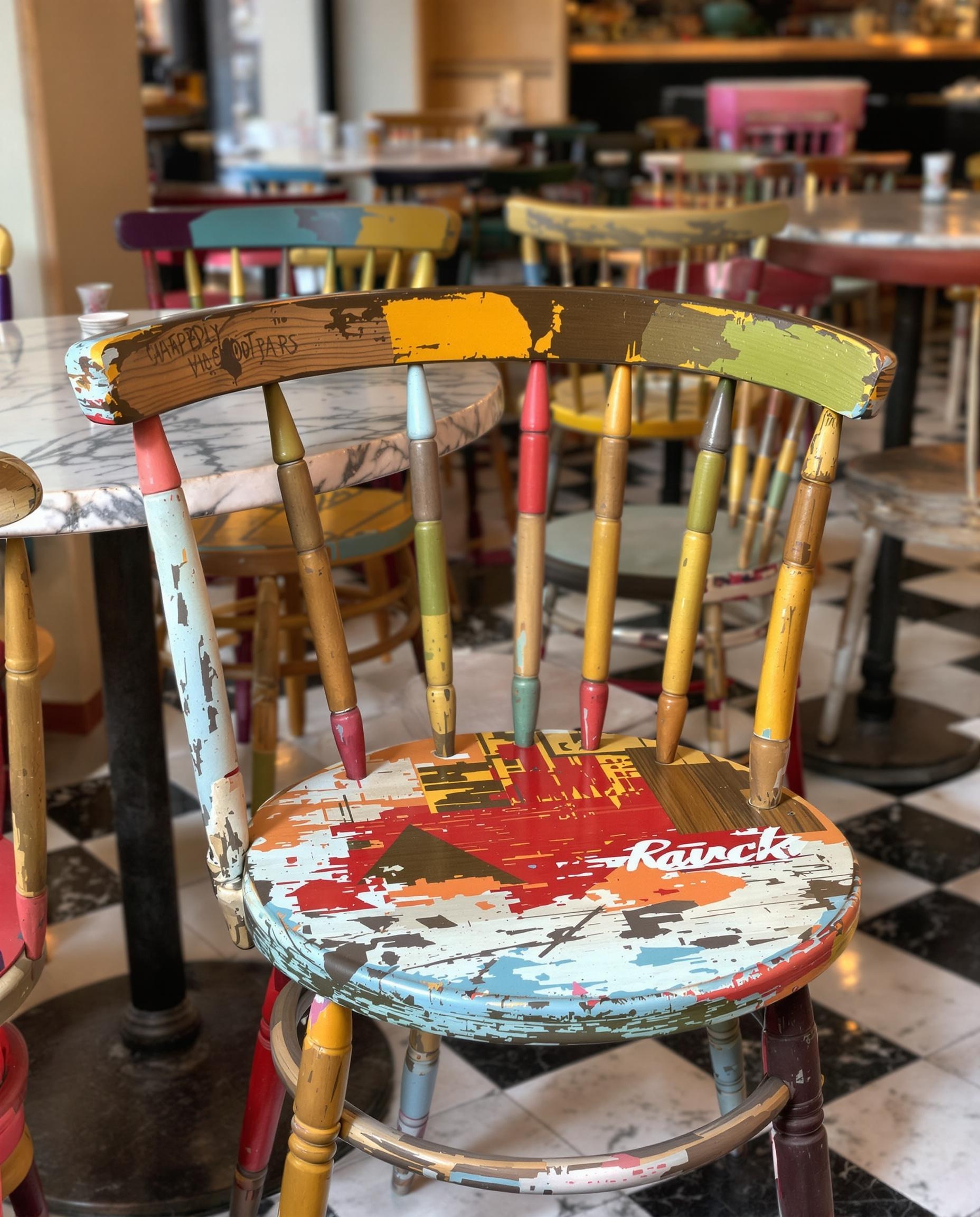 Fauteuil bistrot vintage multicolore imperfections patine visible café Paris années 30