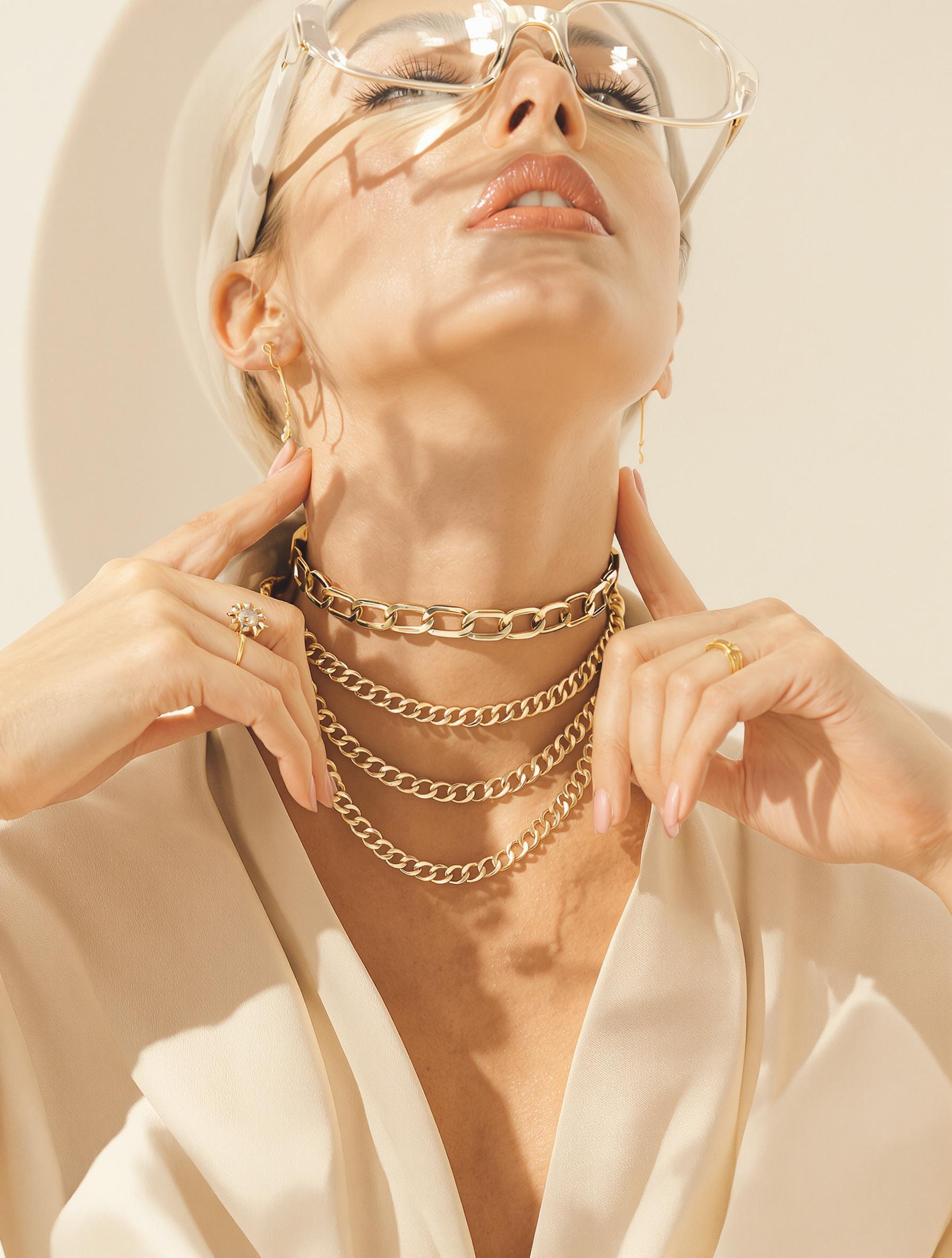 Superposition collier ras-de-cou et sautoir effet couture femme