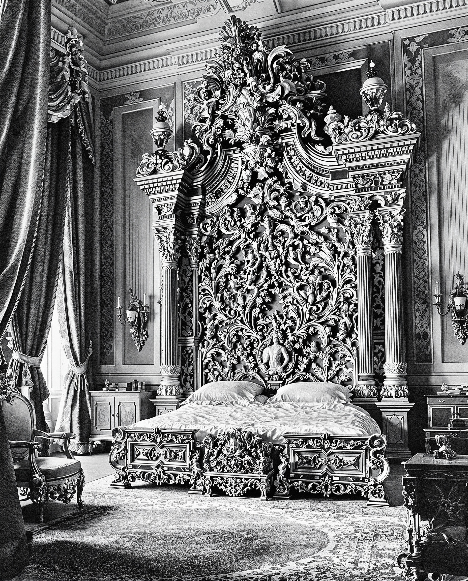Gravure ancienne représentant une chambre de l'époque Baroque. La tête de lit, monumentale et richement sculptée, domine la pièce, illustrant son statut de symbole de pouvoir et de richesse avant de devenir un simple élément de confort.