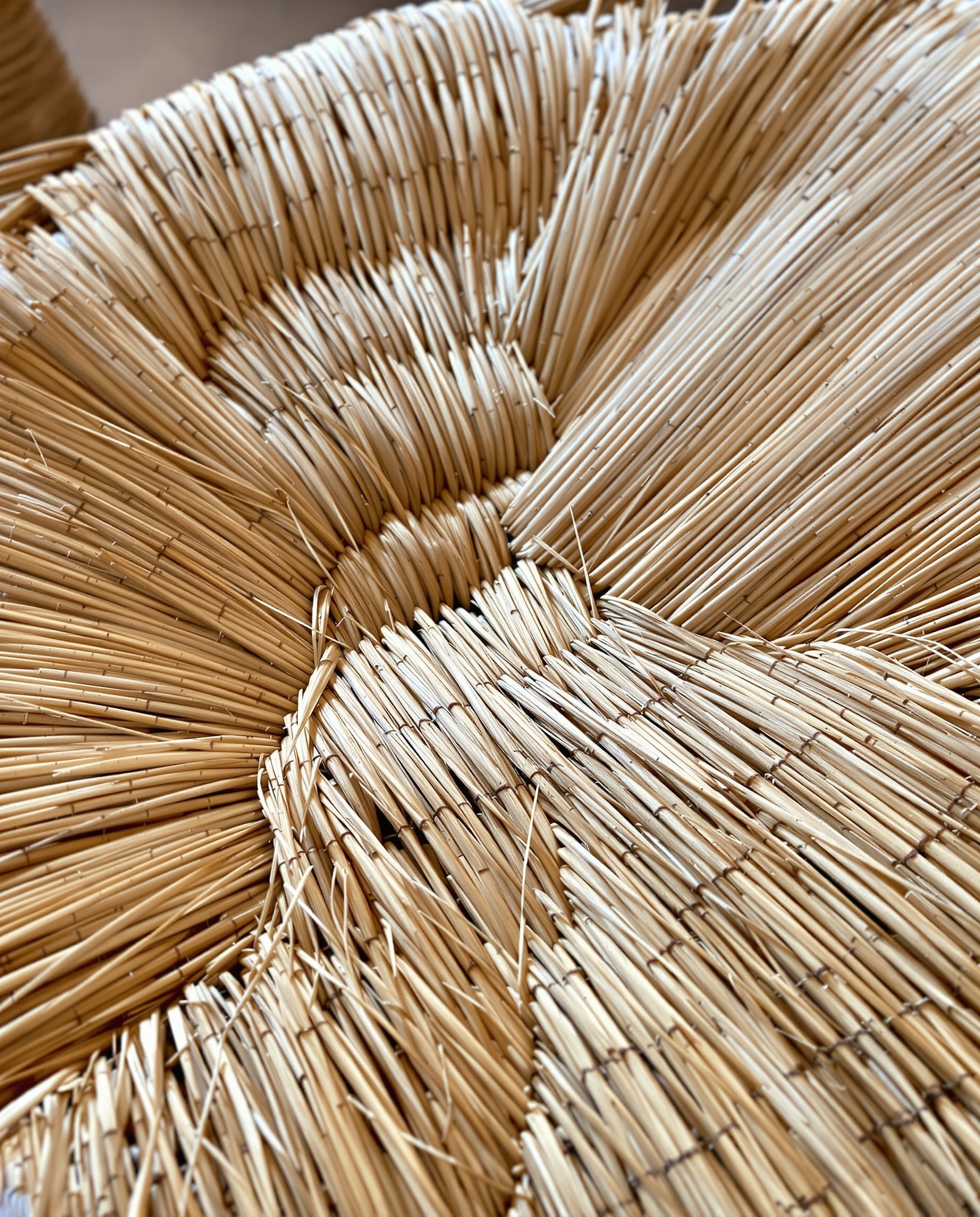 Gros plan sur le paillage artisanal brut d'une chaise ancienne