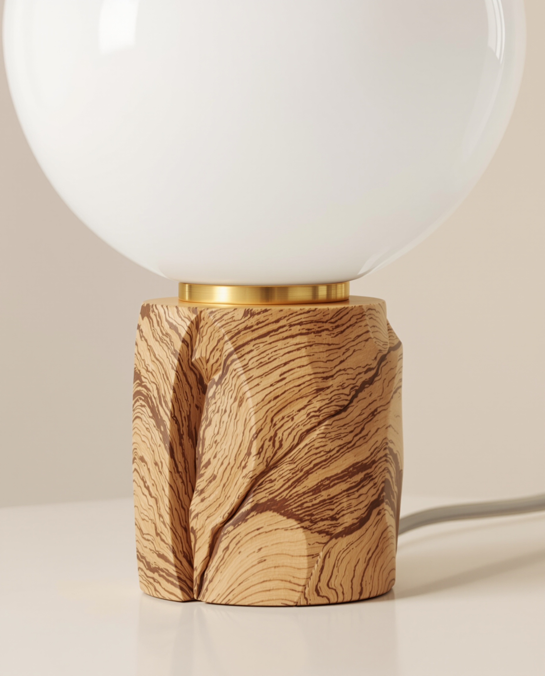 Lampe de chevet en verre soufflé, base bois naturel, détails métal élégant, fond neutre.