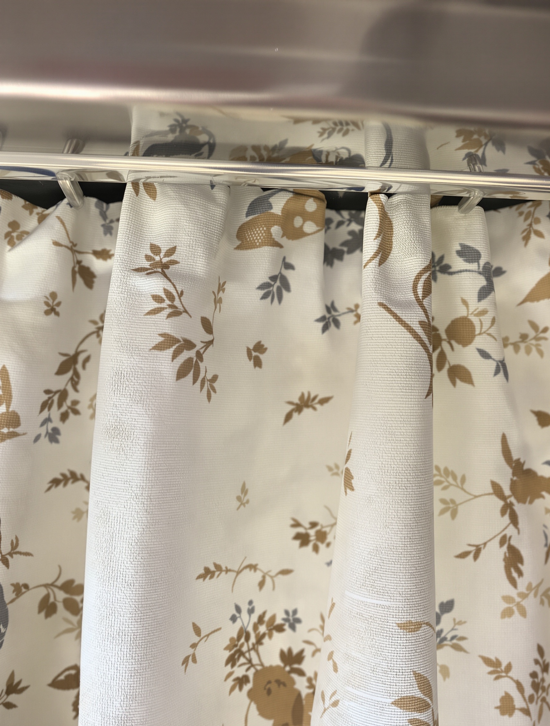 Gros plan sur rideau sous évier en Toile de Jouy avec goutte d'eau