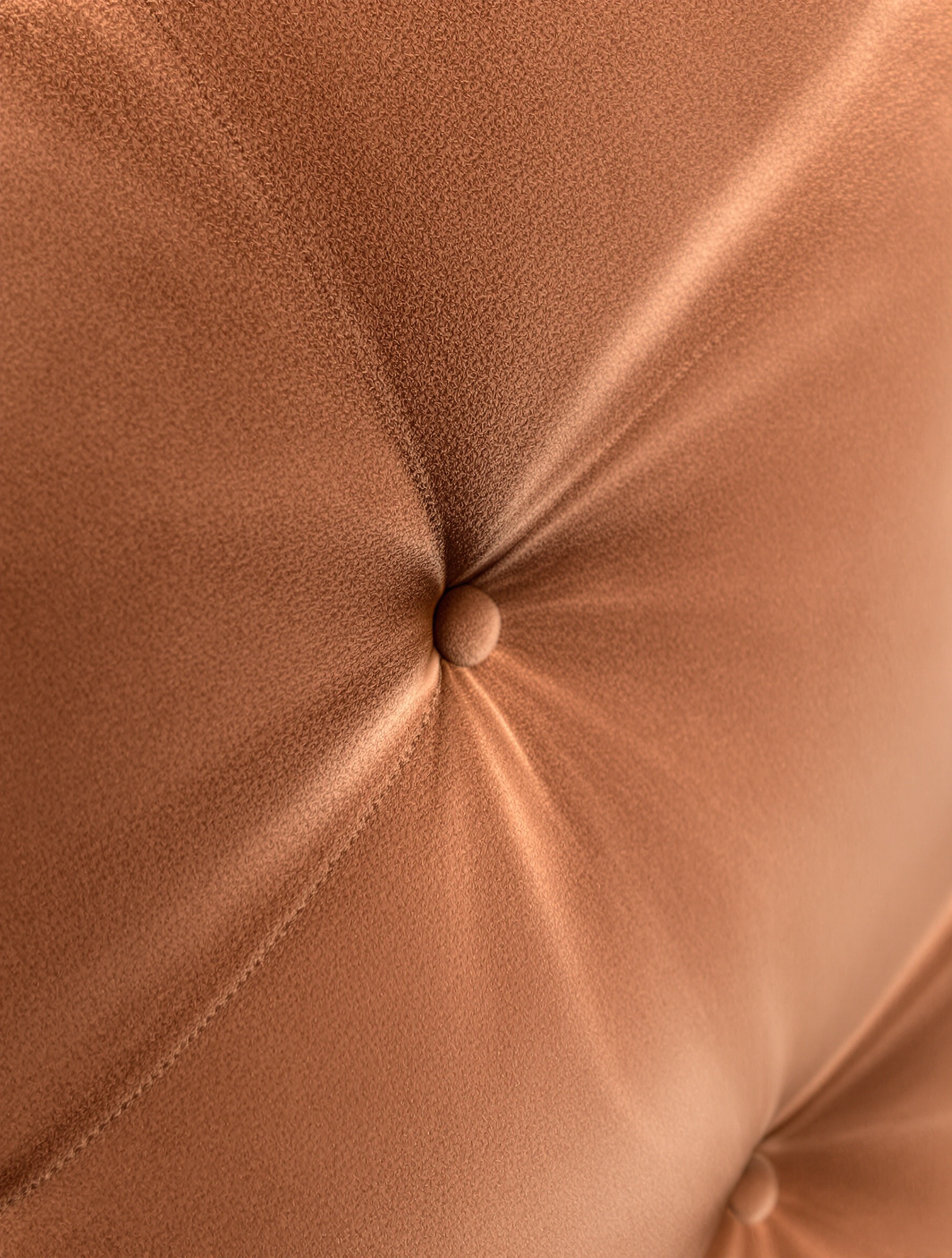 Gros plan sur la texture d'un revêtement de canapé Togo, mettant en valeur une micro-plissure.