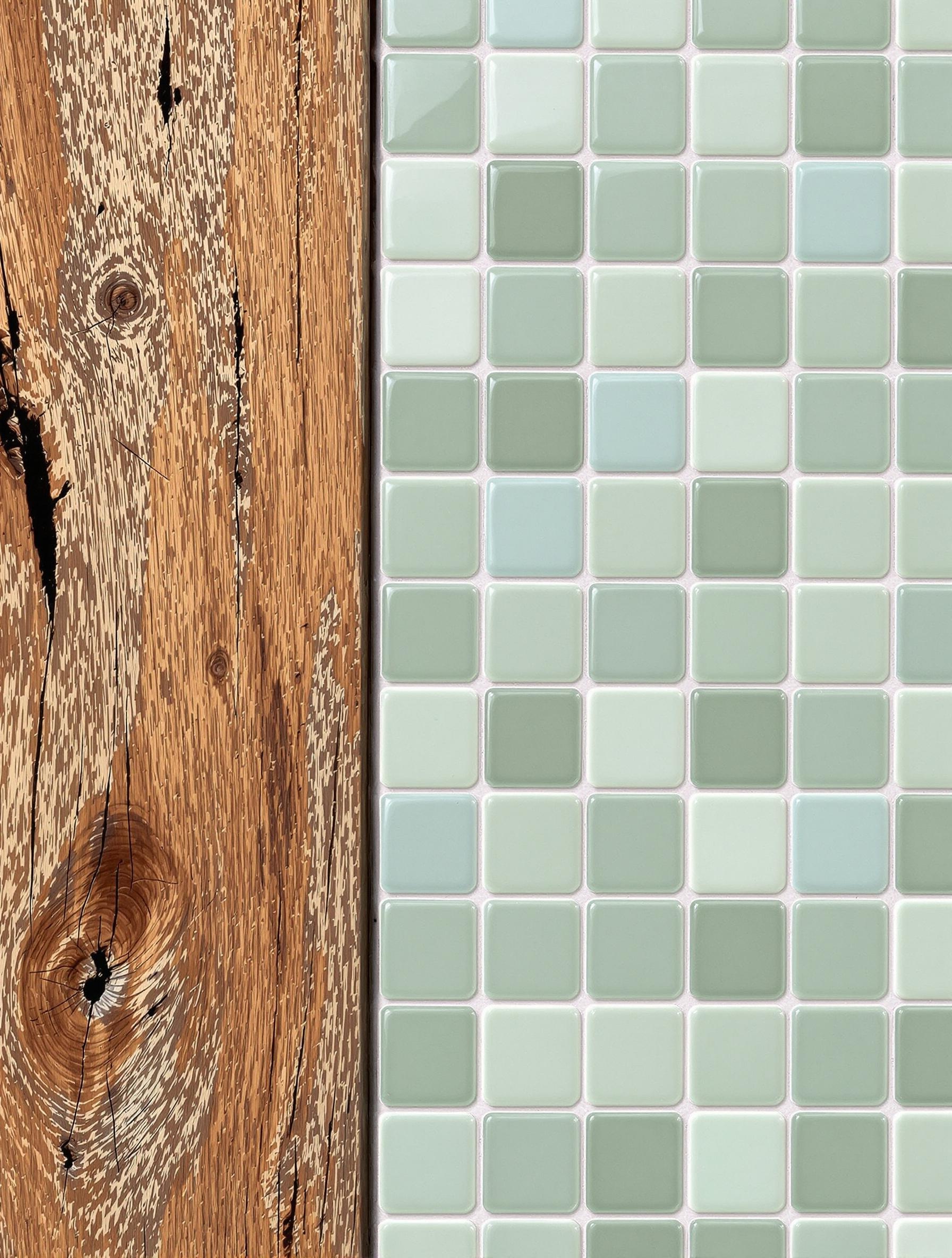 Mosaïque zellige vert d’eau jouxtant lame de bois teck patinée contraste chic minéral végétal
