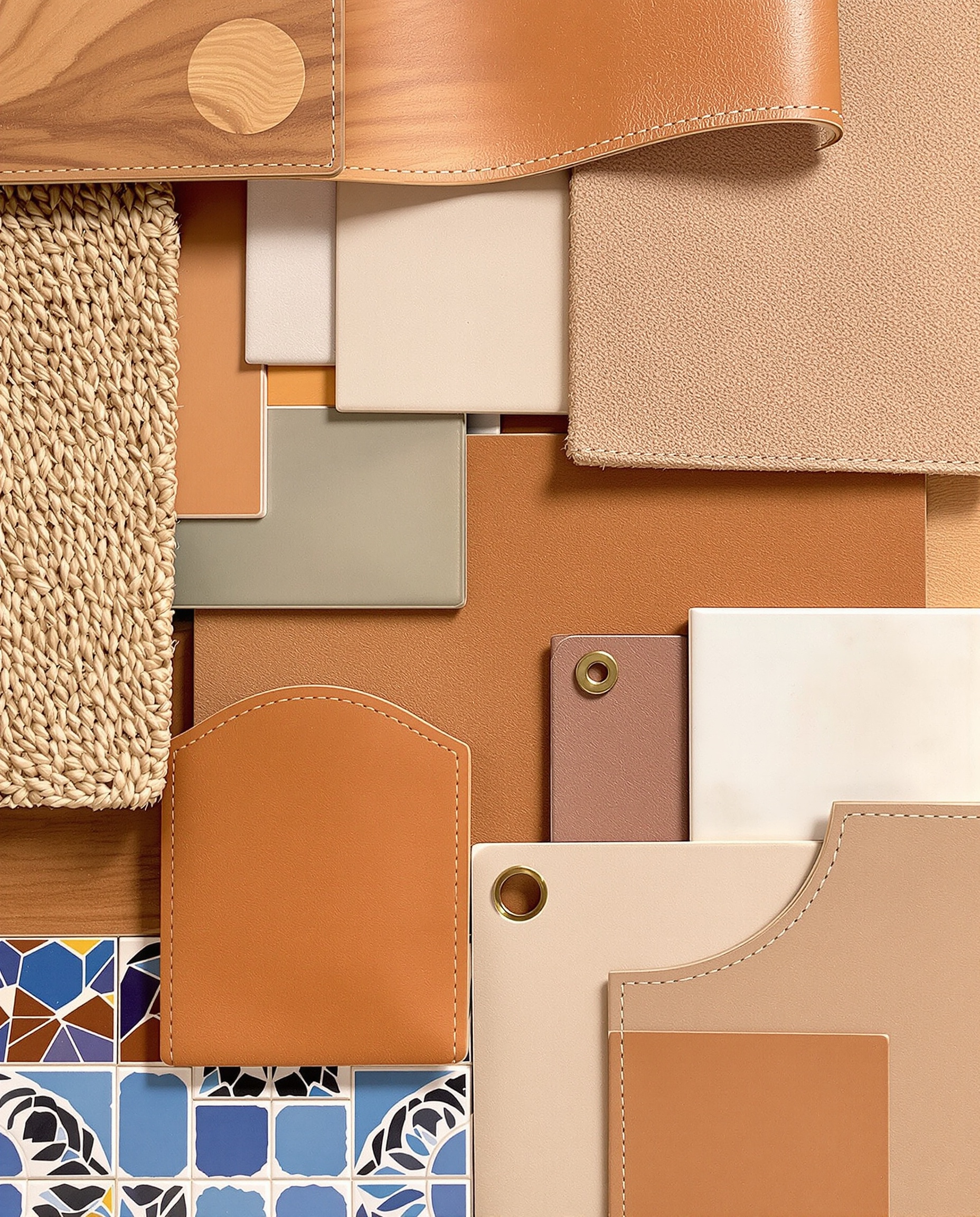 Composition raffinée de matériaux bruts marocains : bois de cèdre, zelliges colorés, terre cuite et cuir naturel dans une palette ocre/bleu Majorelle.