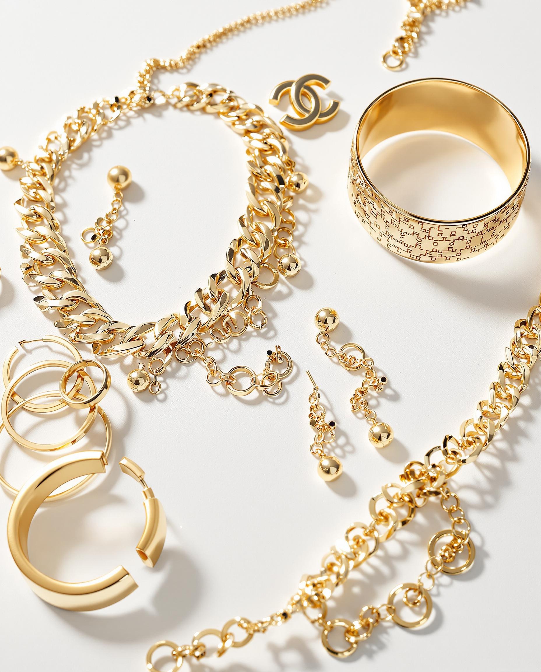 Colliers fins en or ou argent, sautoirs oversize, bracelets manchettes dorées, boucles d'oreilles créoles ou pendantes pour sublimer une robe blanche