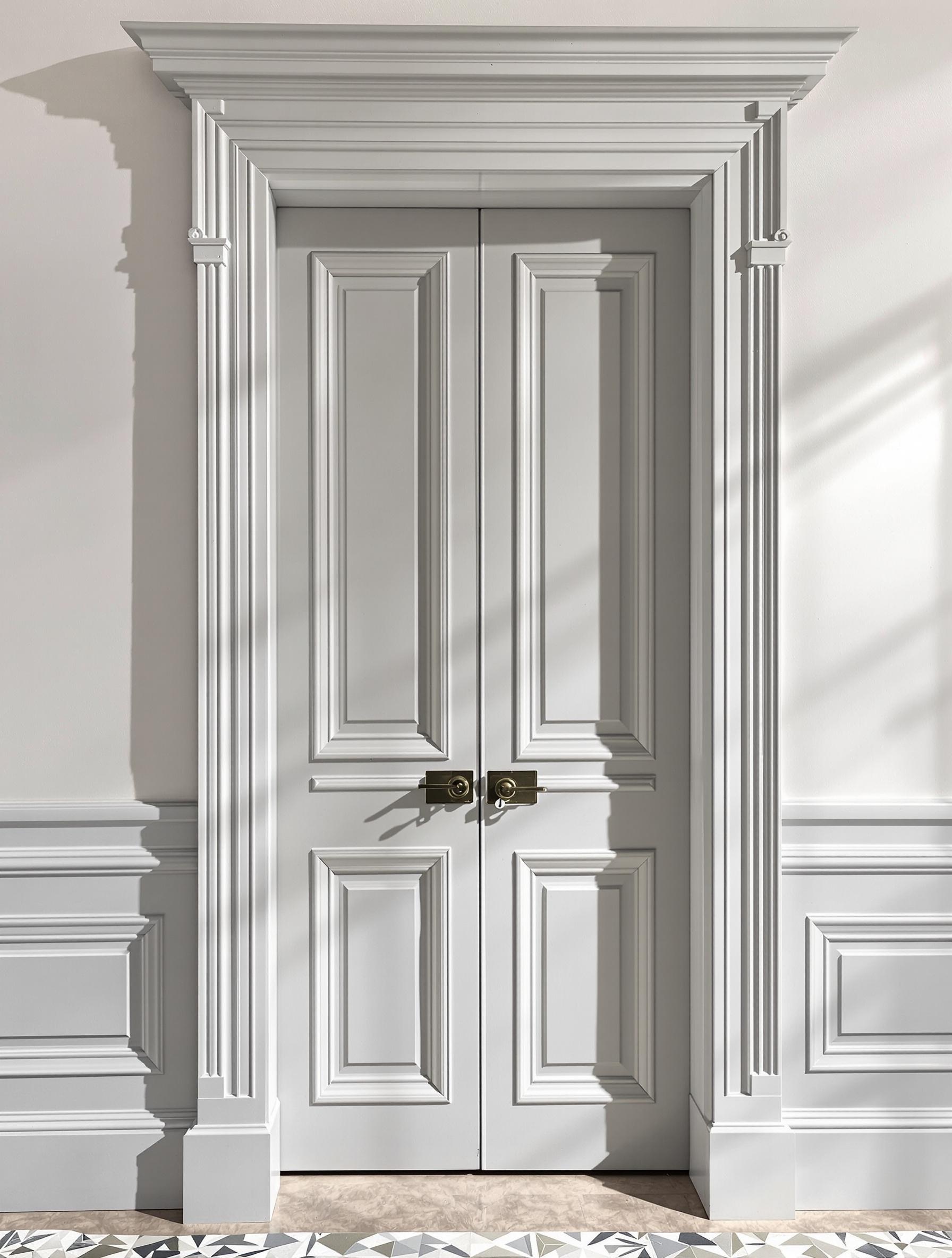 Porte ancienne peinte gris perle lumière naturelle huisserie métamorphosée chic contemporain