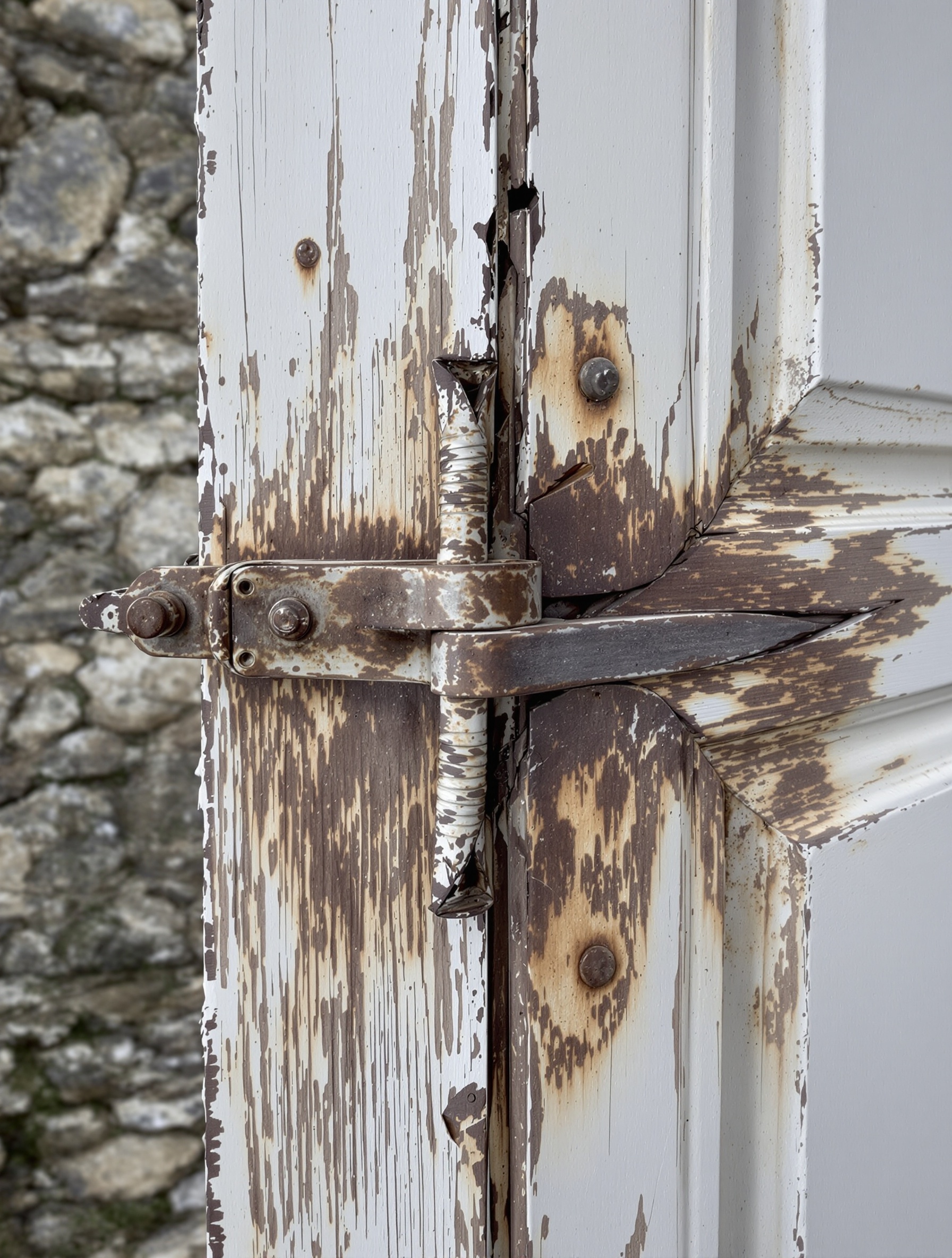 Porte extérieure mal protégée contre les intempéries