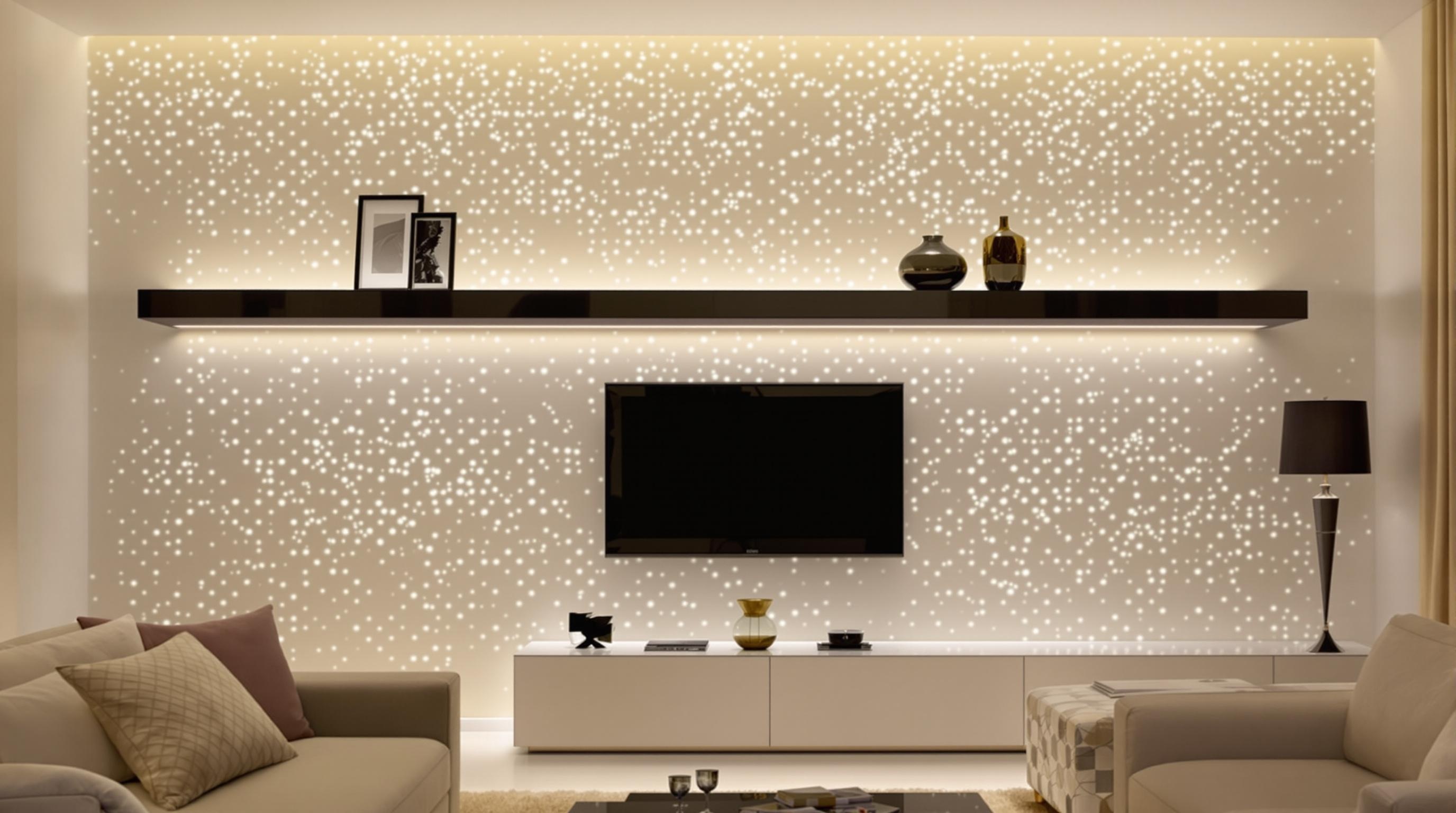 Rubans LED créant un effet mouchetage sous une étagère murale dans un salon chic