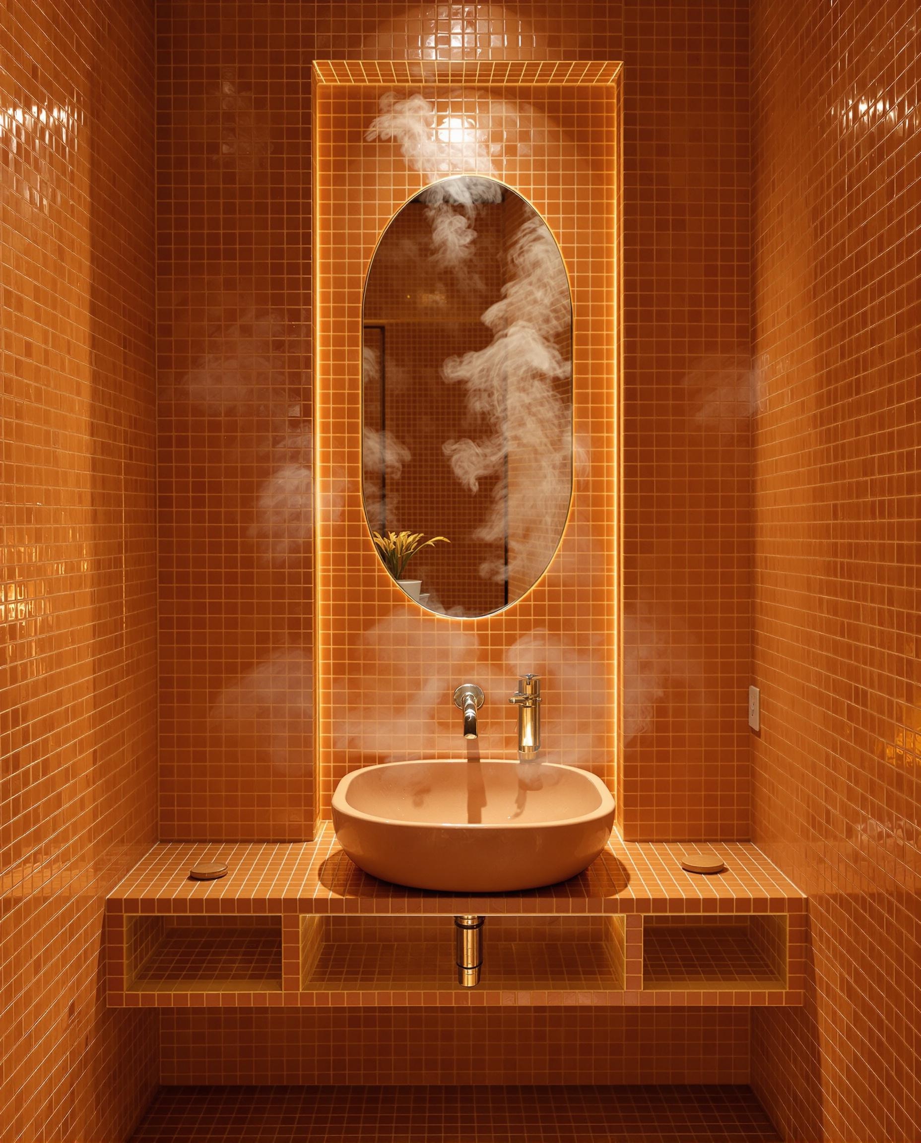 Salle de bain avec stuc italien ocré et zellige orange feu.