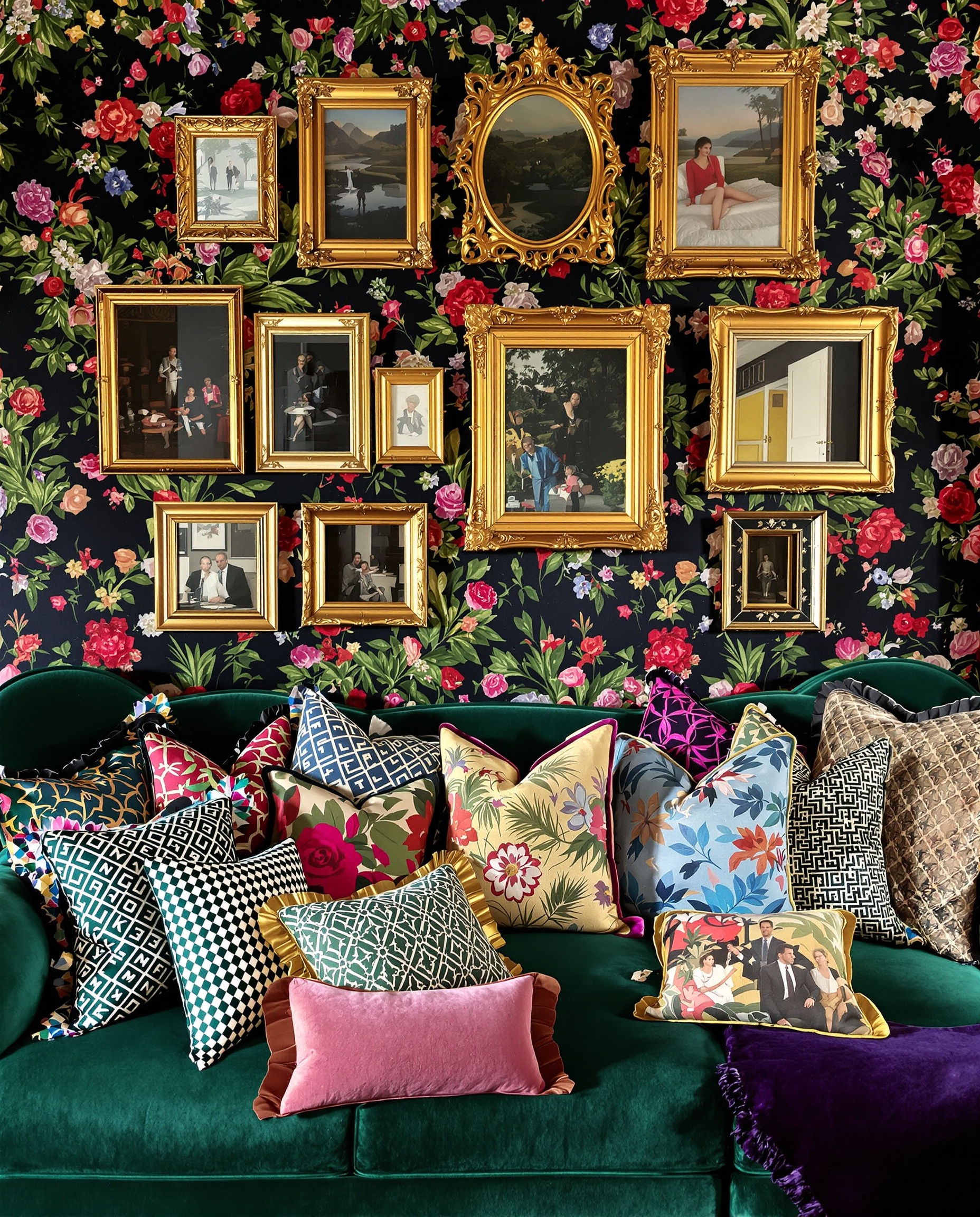 Salon maximaliste opulent avec canapé émeraude, coussins variés, papier peint fleuri et cadres dorés.