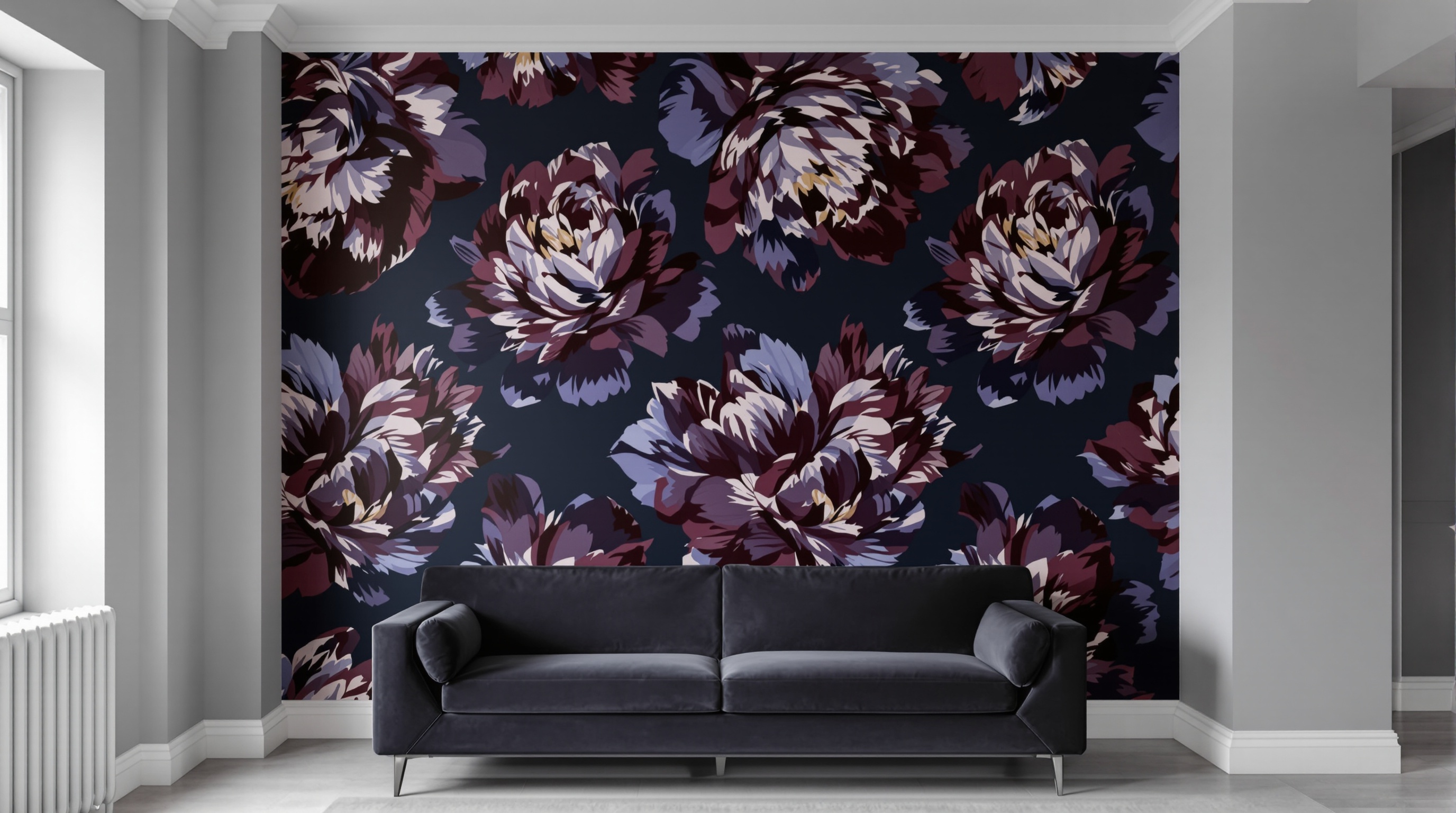 Salon sophistiqué mur accent grandes pivoines sombres fond bleu nuit