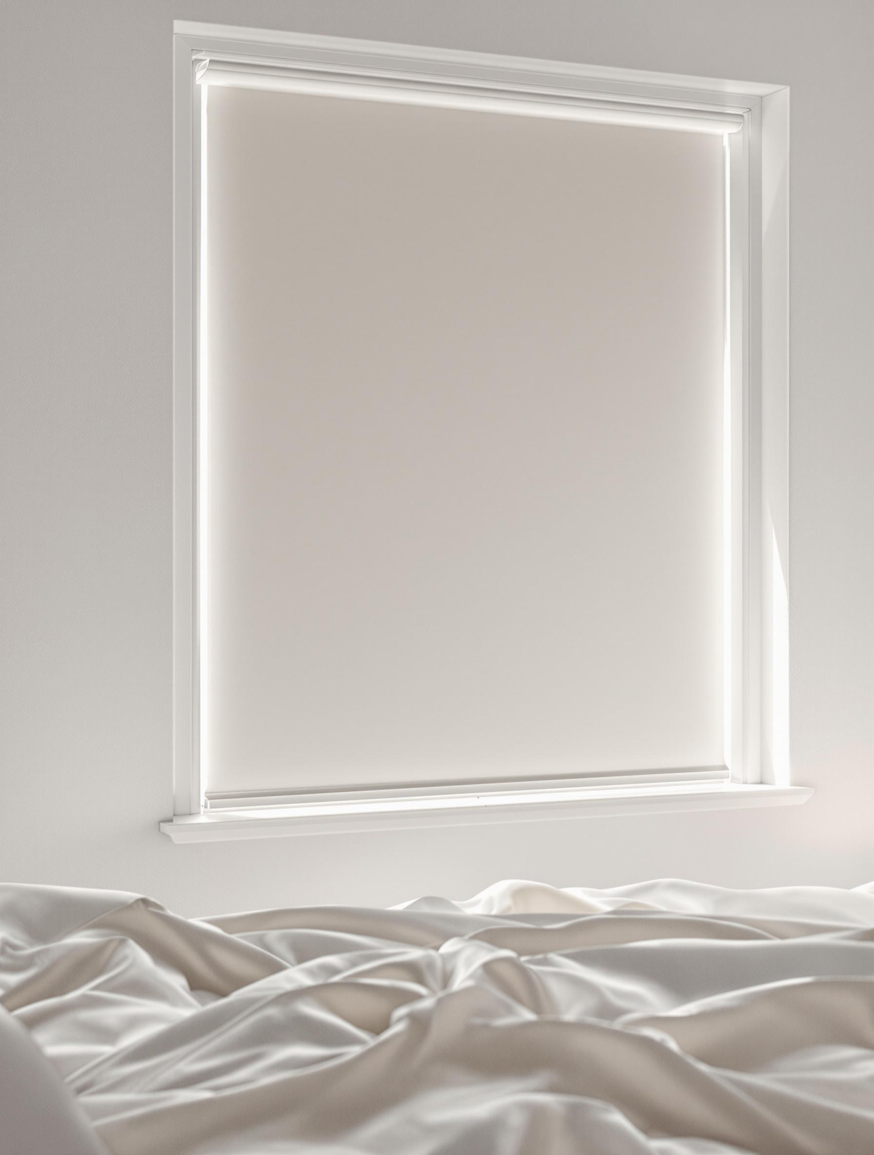 Store occultant abaissé dans une chambre avec lit soyeux