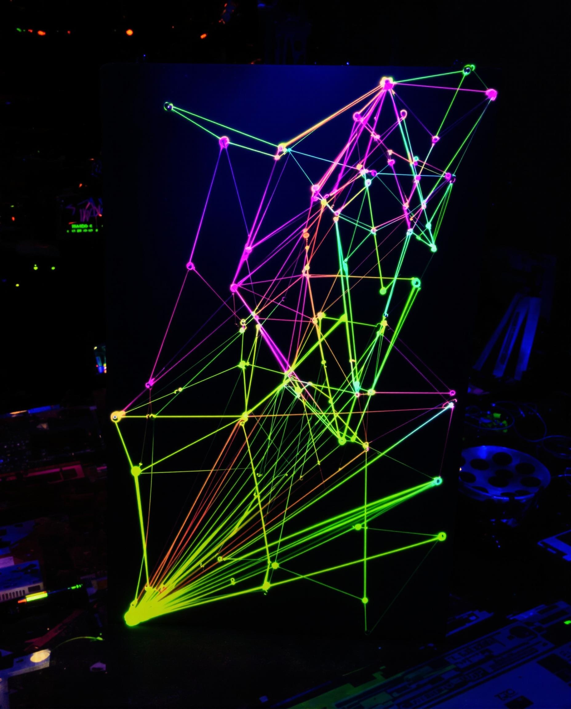 String art néon géométrique sous lumière noire.