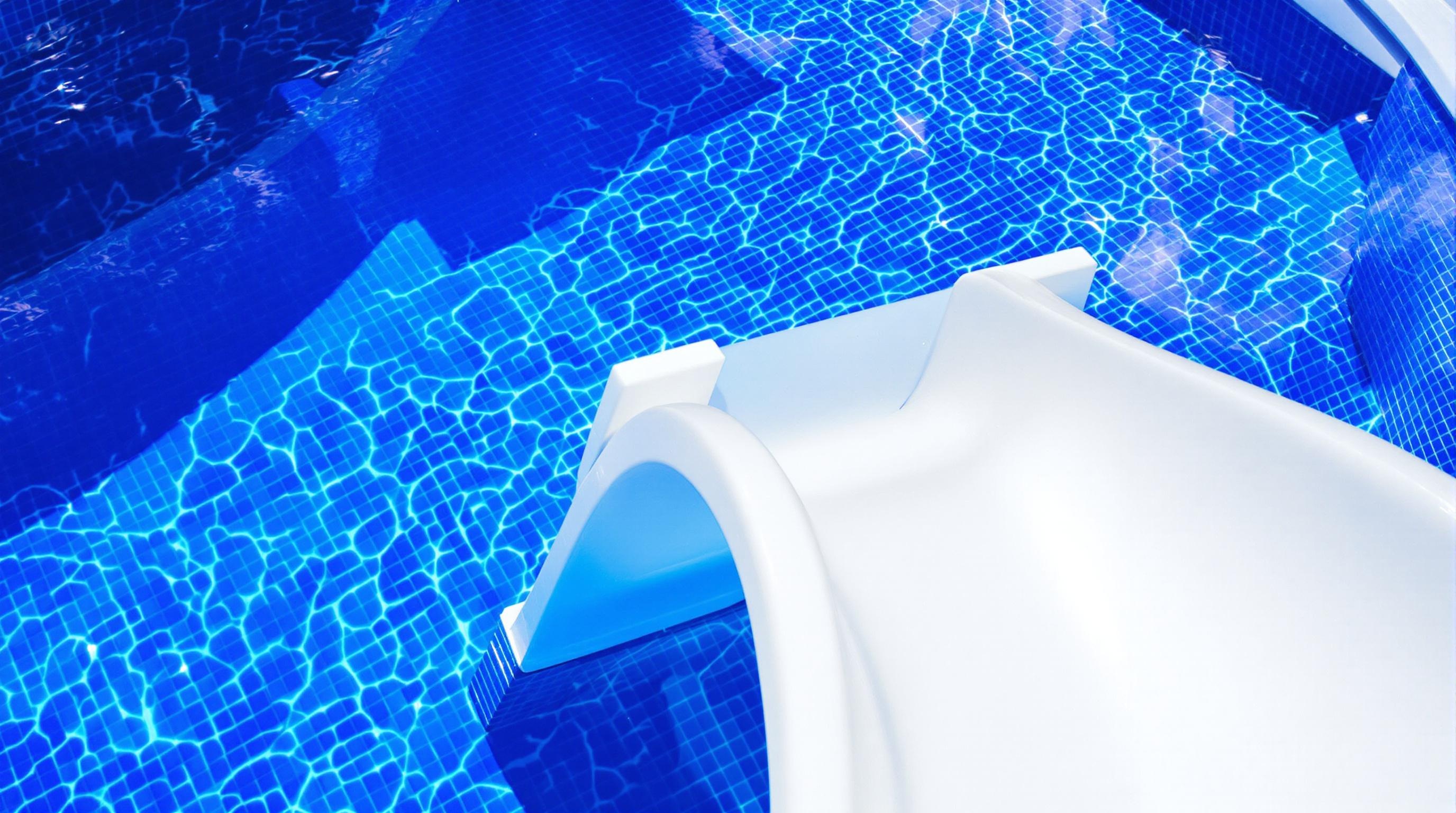 toboggan fibre verre blanc design Bauhaus piscine hors sol