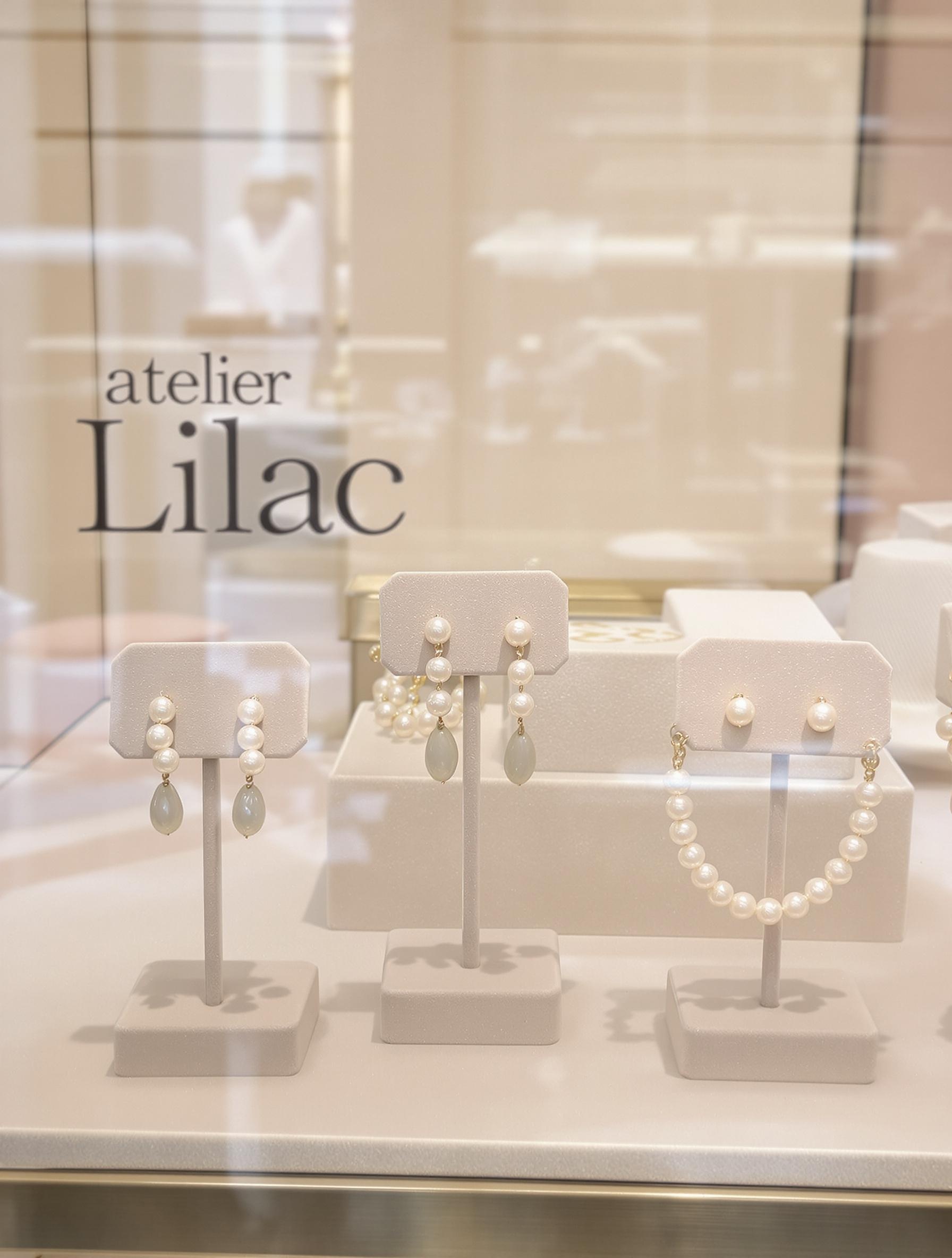 Vitrine de l’Atelier Lilac avec des boucles d'oreilles en perles artisanales